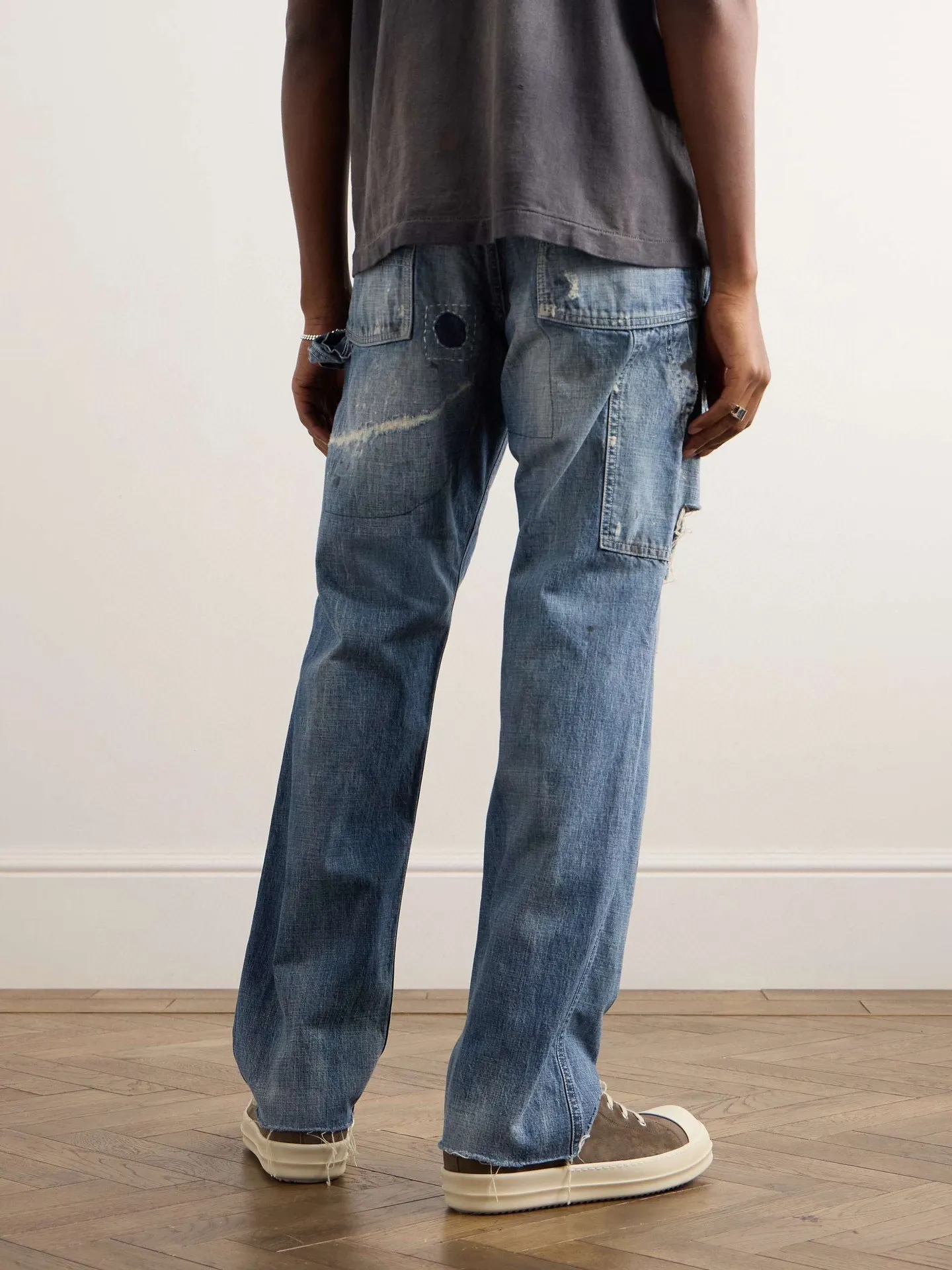 SAINT Mxxxxxx SAINT_DENIM PANTS/PAINTER /BLUE Logging trousers with knife-cut holes and splashed ink. Patch jeans. Blue S-XL. All accessories are molded and customized. Super heavy work. Washed and distressed. Knife-cut holes. Artificial splashed ink graffiti. Authentic version. Loose and stylish.